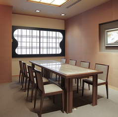 5～30名様掛けの用個室ご用意しております。接待など親密なお話をする際などにご利用ください。