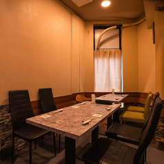 2名様以上でご利用可能なテーブル席を、3卓ご用意しております。複数卓を一緒にご利用も可能です。