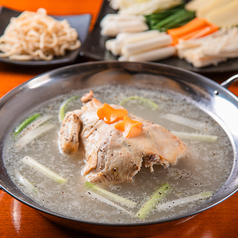 「タッカンマリ」は、韓国発祥の人気鍋料理で、名前の通り「鶏一羽」を丸ごと大きな鍋で煮込む料理です。