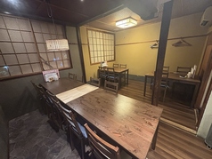 ５名様以上で半個室としてもご利用頂ける喫煙可能なテーブル席です。