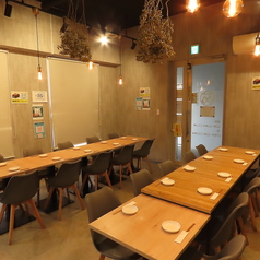 【各種宴会にも】店内は全21席。宴会は最大20名程迄OK！各種宴会などの様々なシーンでご利用いただけます！宴会に最適な 飲み放題付コースも各種ご用意！