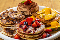 【果実に心が弾む】皿に広がる「南国の楽園」パンケーキ