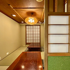 靴を脱いでゆったりくつろげるお座敷は、まるで自宅にいるかのような居心地の良さです。小上がりの個室なので、周囲を気にせずお仲間だけで盛り上がれます。各種ご宴会や飲み会にご利用ください♪※8名様以上のコースのご予約のみ座敷貸切承っております。