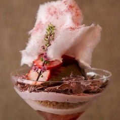 花筏 桜と苺のパフェ