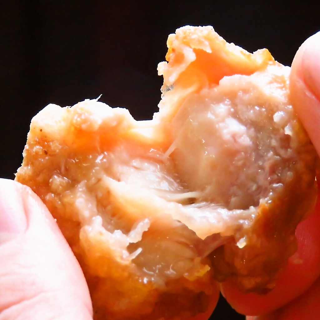 一口食べれば口の中に肉汁が広がります。旨みたっぷりでジューシな唐揚げは、当店のオススメです♪