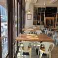外の光が差し込む明るい雰囲気の店内で少人数でのお食事、デートにも最適！買い物やお散歩合間のちょっとしたひと休みにも◎