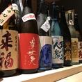 【全国から取り揃えた日本酒★】季節に合わせて日本全国から取り寄せた日本酒。常に10種類以上、鮨に合う厳選したお酒をご準備しておりますのでお好みでお選び頂けます。限定酒や名酒も多数取り揃えておりますので、お鮨と共にお愉しみ下さいませ。