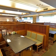 【ホール貸切（48～76名様）】開放的な店内空間をまるごと貸切ってご利用いただけます。企業や地域などのお集りにも最適なホール貸切では、団体様貸切プランもご用意しております。他のお客様の目を気にすることなく、当店自慢のしゃぶしゃぶ・すき焼きを存分にご堪能ください。