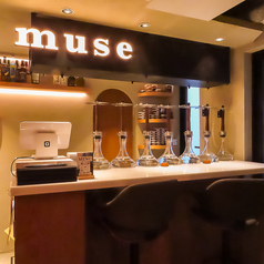 カウンターは一人でも立ち寄りやすく、静かに過ごしたい方に人気。スタッフとの距離も近く、ドリンクを相談しながら楽しめるのが魅力です。初めての来店にもおすすめ。