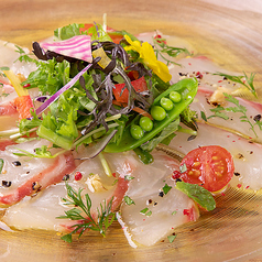 華やぐハーブとスパイスの香り　本日の鮮魚のカルパッチョ