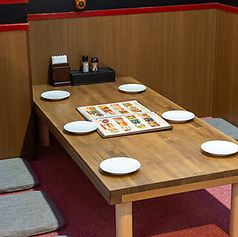 足をのばしてリラックスできるお座敷。ご家族での食事や少人数の宴会にどうぞ!