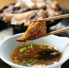 一度食べたら病みつき！秘伝のにんにくダレで味わう焼鳥の写真