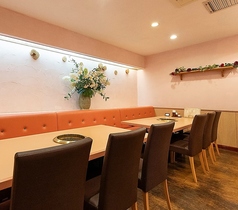 様々なシーンに対応できるテーブル席をご用意しております。飲み会・ご宴会・歓迎会・送別会・同窓会など、プライベートからビジネスシーンまで様々なシーンに合わせてご利用いただけます。お子様用椅子用意あり。ベビーカーのままご来店もOK。