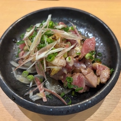 石坂村の朝〆地頭鶏のタタキ(モモ・ムネ)使用!