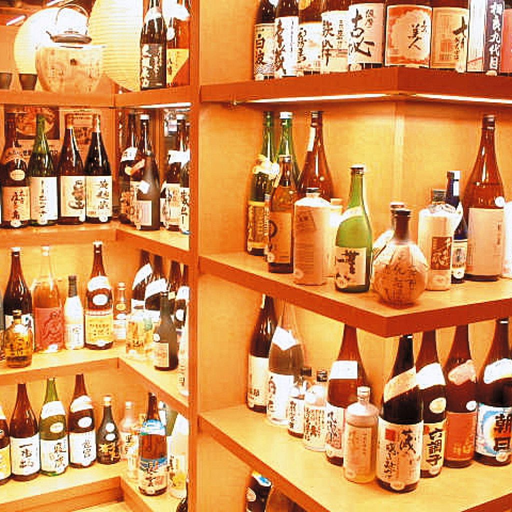 焼酎は定番からレアものも多数！初めての１杯も見つけられる。