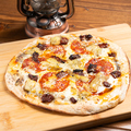 料理メニュー写真 自家製のドライトマトと焼き茄子とサラミのピザ(Sサイズ/Lサイズ)