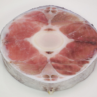 まぐろの尾肉など、希少部位を美味しく調理