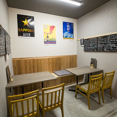 【テーブル席 4名様がけ×2卓】ゆったりと会話を楽しめるお席です。広々としたテーブル席では、ご友人やご家族と共に多彩なお料理を囲みながら、楽しいひとときをお過ごしいただけます。リラックスした雰囲気の中で、思い出に残る時間をお楽しみください!美味しいお料理とドリンクで、会話も弾みます♪