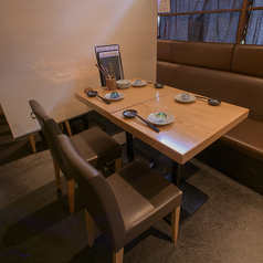 片側がソファー席になっているテーブル席です。全席、お隣様とはパーテーションで仕切る事もできます。※奇数名様でのネット予約はお一人様がお誕生日席をご利用頂く事があります、接待等ご都合が悪い場合は直接お店に電話確認ください。