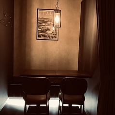 都会の喧騒を忘れさせる、大人の隠れ家のような贅沢なカウンター席。温かみのある照明が優しく包み込む落ち着いた空間は、大切な方とのデートや記念日、自分へのご褒美タイムに最適です。横並びでゆったりと語らいながら、厳選したお料理とお酒をご堪能ください。お一人様でも気兼ねなく、至福のひとときをどうぞ。