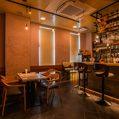 ご利用金額に応じて、お店の貸切利用が可能です。週末祝前日以外の平日ですと、税込50,000円～（例：税込5,000円×10名様）になります。お電話または店頭にてご予約承りますので、詳しくはご相談ください。