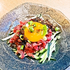 ユッケ馬肉 (卵黄入)