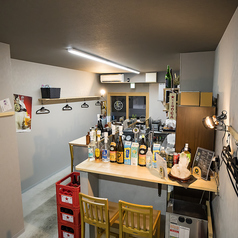 【カウンター席 6席】目の前で楽しむオープンカウンターです。シェフの技を間近で見ることができ、臨場感あふれるお食事をお楽しみいただけます。おひとり様でもお気軽に利用できる居心地の良いお席ですので、皆様のお越しをお待ちしております!