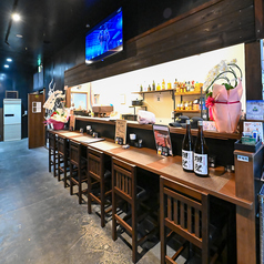カウンター席はお仕事帰りのサク飲み、横並びで会話が弾むデート利用にも人気です。