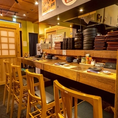 【カウンター席　全4席】お一人様から少人数でサクッとご利用いただけるカウンターを完備！自分のペースでお食事したり、横並びで会話を楽しんだり、お気軽にどうぞ◎