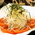 料理メニュー写真 トマトとオニオンの梅ドレサラダ/ちりめんじゃこのカリカリ豆腐サラダ