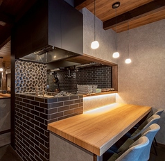 【劇場型のカウンター】シックなデザインの内装と開放的なムードの中、当店自慢の和酒と絶品料理をお楽しみいただけます。お仲間との語らいに、お一人様やデートでのご利用にも、どうぞお気軽にお立ち寄りください