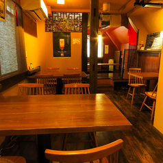 2～4名様用テーブル席が2卓ご用意しております。木のぬくもりを感じる落ち着いた雰囲気の中でお食事をお楽しみいただけます。