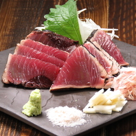 【新鮮な素材と香ばしさ】かつお藁焼きと香ばしい炭火焼