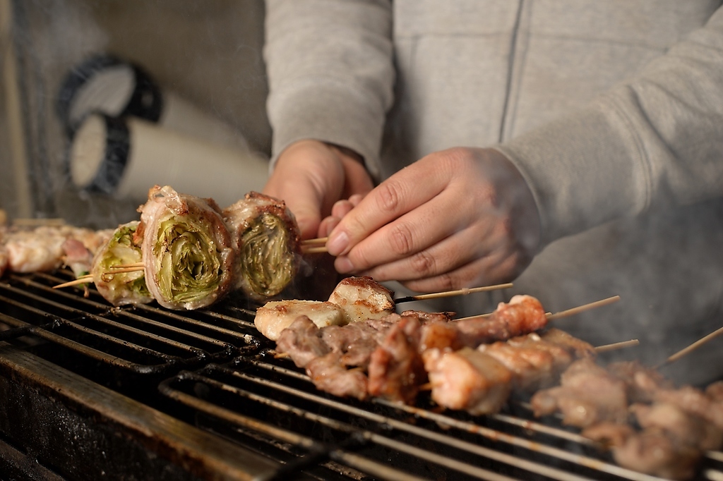 職人の魂が宿る、香り高き串焼きの誘惑！外はカリッと、中はふわっとした食感がたまりません♪