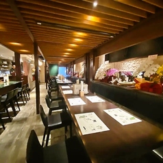 テーブルを繋げて10名から15名様の中規模宴会にもご利用いただけます。当店地物を使用した接待コースやプレート付き記念日コースをご用意しており、様々なシーンでご利用いただけます。
