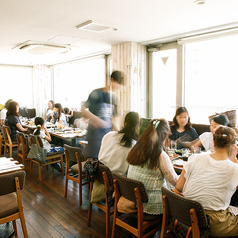 7階テーブル席。解放的な落ち着ける空間。