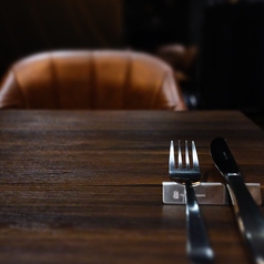 心地よい柔らかさのソファーで、心ゆくまで寛げる贅沢なひとときを。重厚感のある落ち着いた色調のシートは、お食事を楽しみながらゆったりと会話を弾ませたい夜に最適です。女子会や親しいご友人とのディナー、大切な接待など、多彩なシーンを優雅に演出します。都会の喧騒を離れ、至福の休息をお愉しみください。