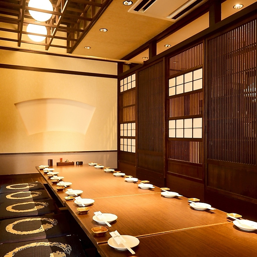 落ち着きのある『掘り炬燵』のお座敷です。趣ある『和』の空間でのお食事を存分にお楽しみください。