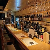 ☆ゆったりとお過ごし頂けるカウンター席をご完備☆お一人でゆっくり飲みたい時や、デートなどいつもと違ったお席でお食事など様々なシーンでご来店くださいませ!人気のカウンター席はお早めのご予約を♪多数あるお酒を目の前にお愉しみくださいませ♪ご予約をお待ちしております!
