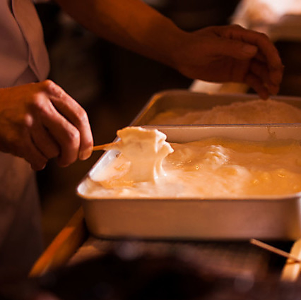 熟練の技で丁寧に仕上げるこだわりの串揚げ。秘伝の衣を纏わせ、絶妙な揚げ加減でご提供いたします。