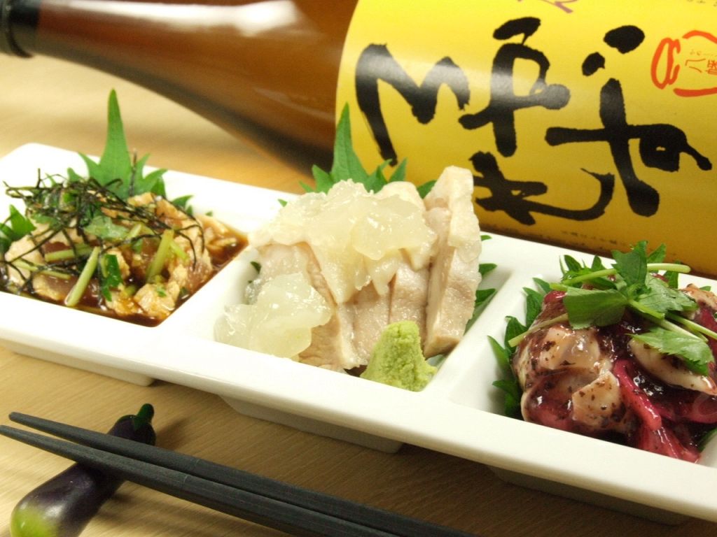 鶏刺し3点盛りをはじめ、お酒のアテにぴったりのメニューも充実！