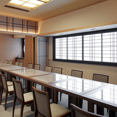 5~30名様掛けの用個室ご用意しております。接待や会食、御祝いや記念日、結納やお顔合わせに最適です。