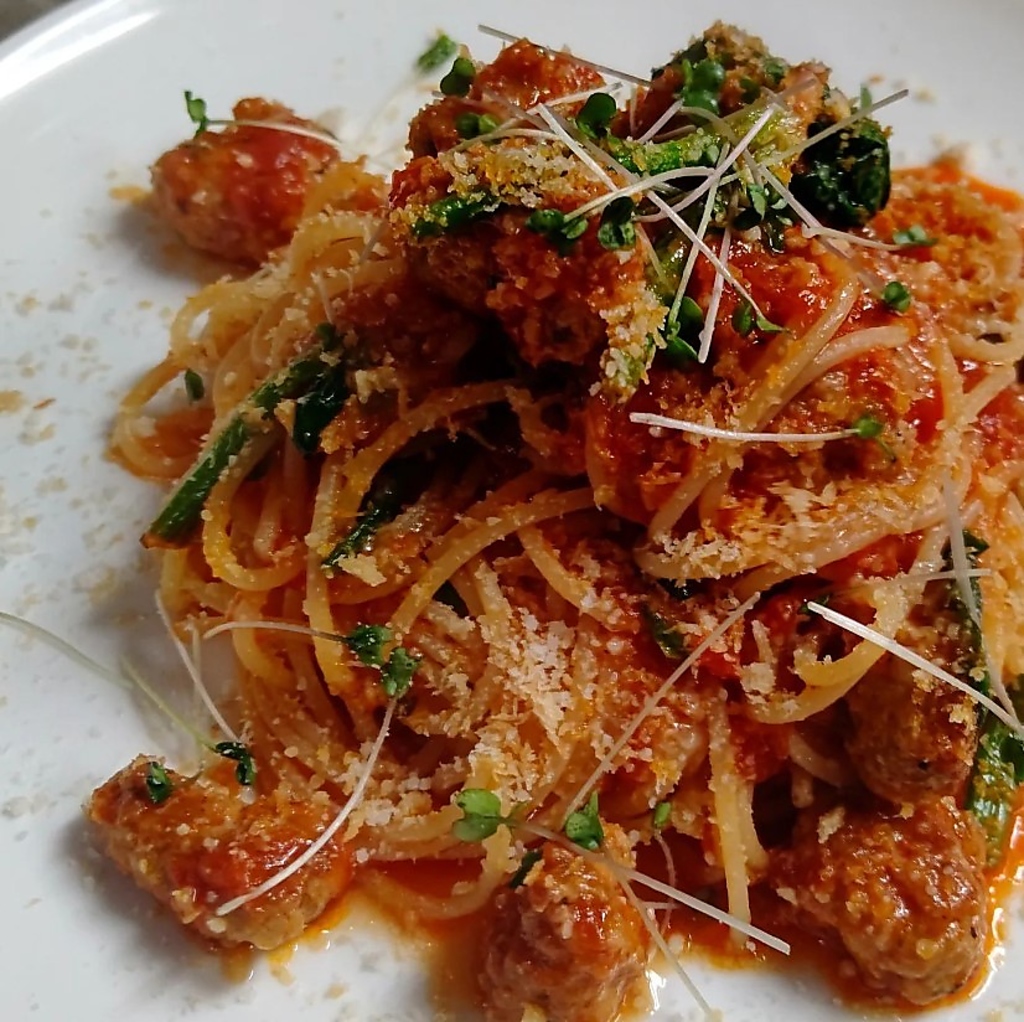 人気のトマトベースのパスタはチーズとの相性もバッチリ☆大人から子供まで楽しめる一品です♪