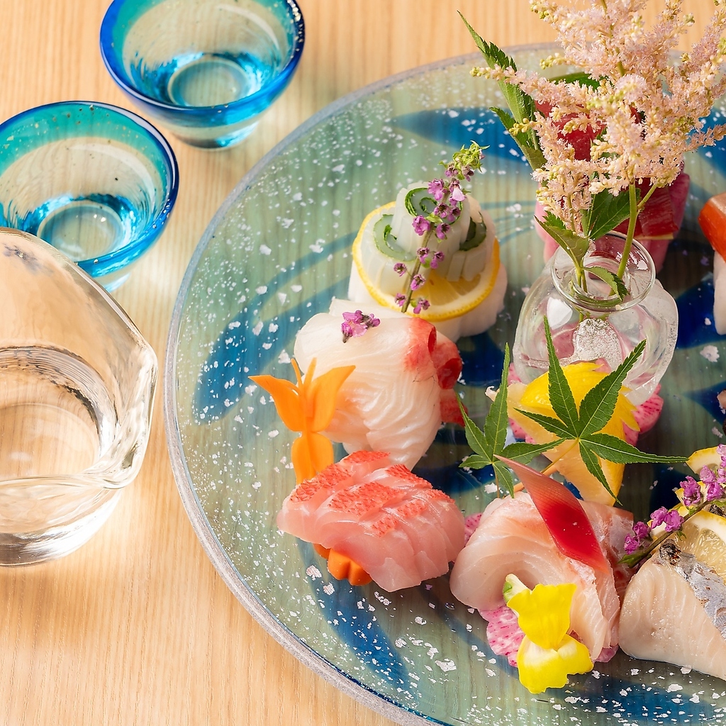 鳥だけではなく新鮮な鮮魚もご用意。馬刺しやごまさばなど九州ならではの一品もございます。