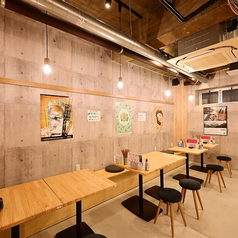 『Stand鉢屋』という店名ですがご安心ください！全席に椅子をご用意しておりますので、ゆっくりとお酒とお食事をお楽しみいただけます。グループでのご利用もおまかせ！2名様からお使いいただけるテーブル席を6卓ご用意。少人数でのサク飲みから、テーブルをお繋ぎし最大12名様までのご宴会まで対応可能です。