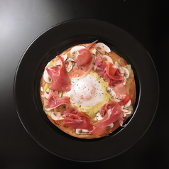 生マッシュルームと生ハムのビスマルク