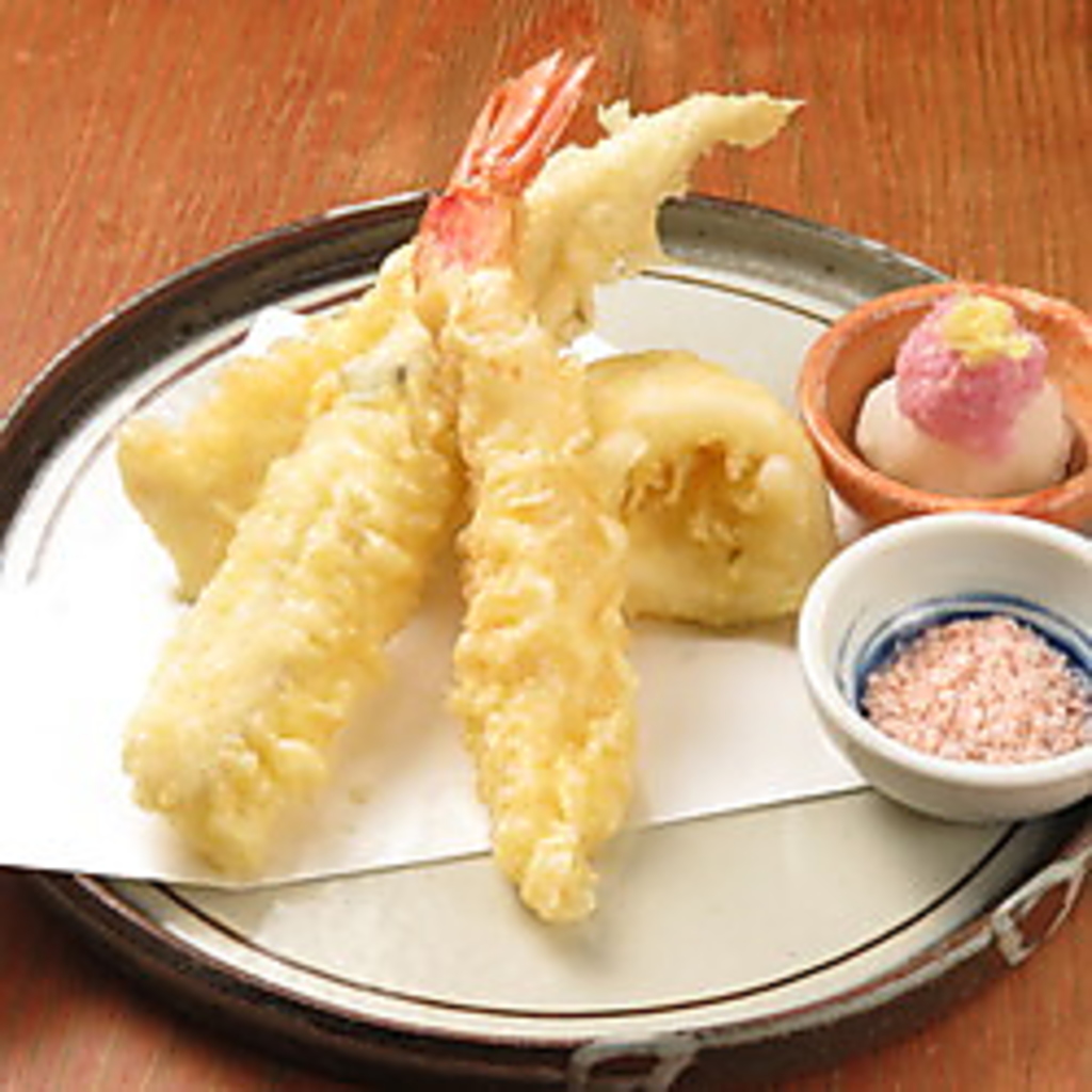 季節の野菜や海鮮を使用した天ぷらもございます。お酒にも合う自慢の逸品をぜひお楽しみください！