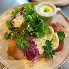 【日替わりメニュー】サラダと前菜の盛り合わせプレート