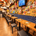 和モダンな雰囲気ある広々テーブル席！和モダンな雰囲気の店内は、肩ひじ張らずに宴会をお楽しみ頂けます！新橋駅から徒歩1分の好立地なので集合・解散もスムーズ！飲み会や宴会だけでなく、接待、女子会、合コンなど様々なシチュエーションにおすすめです！当日予約も承っておりますのでお気軽にご利用ください！
