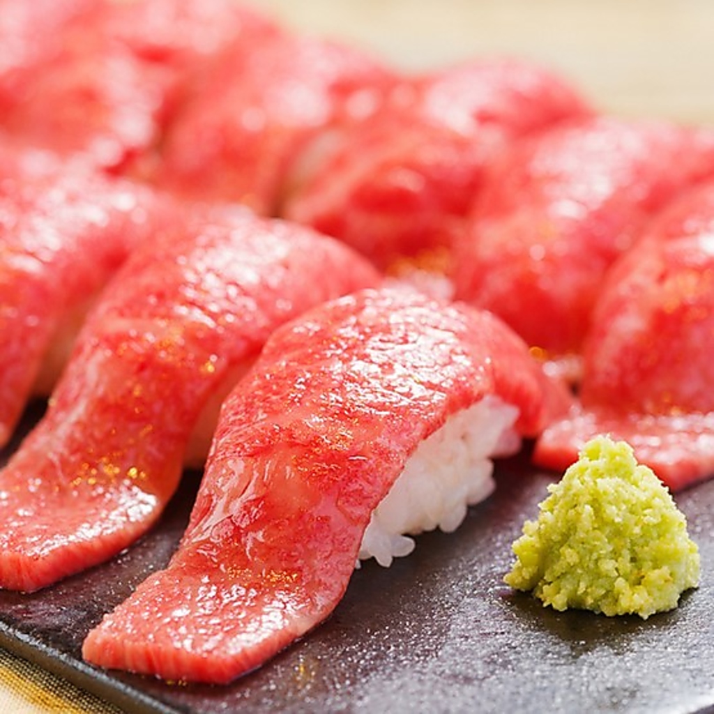 話題の肉寿司や豊洲市場で朝〆された鮮魚は新鮮な状態のままお客様にお届けしております。